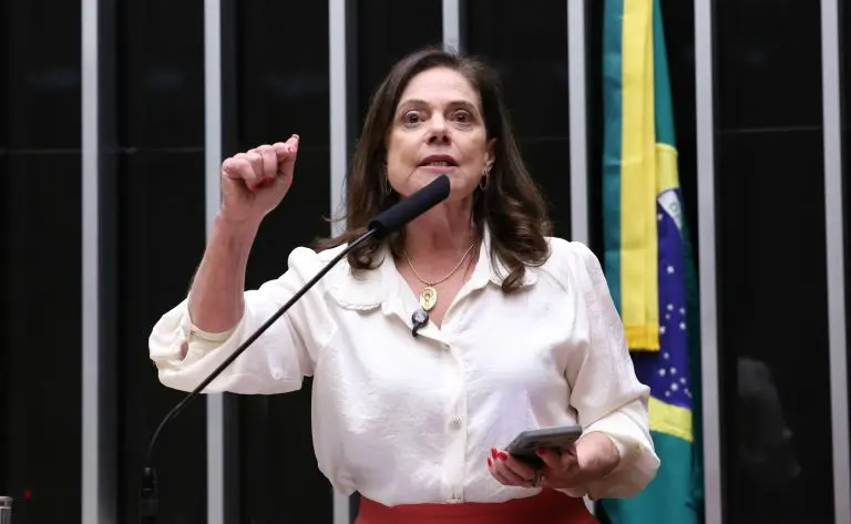 Deputada Soraya Santos fala ao microfone