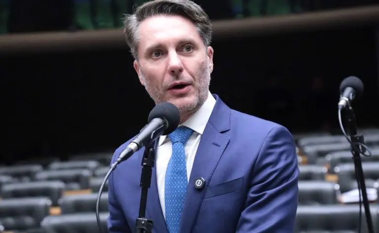 Deputado Alex Manente fala ao microfone