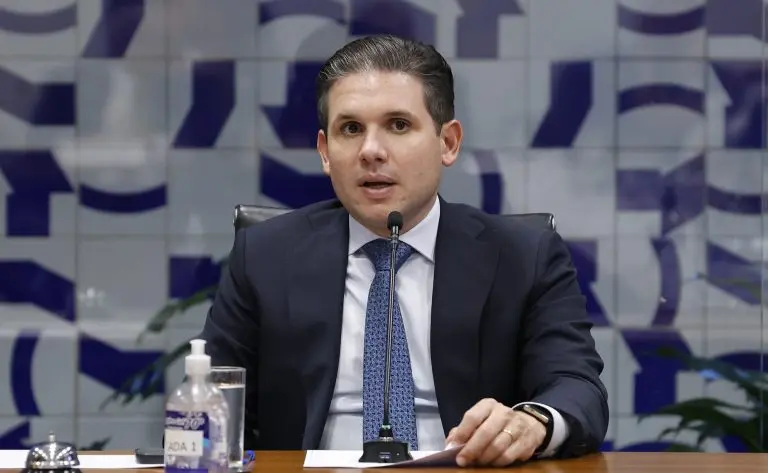 Motta preside a reunião do Colégio de Líderes