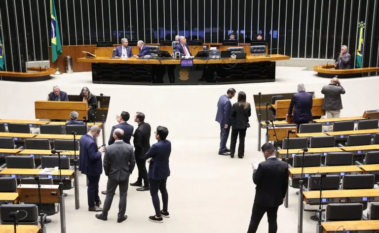 Discussão e votação de propostas legislativas.