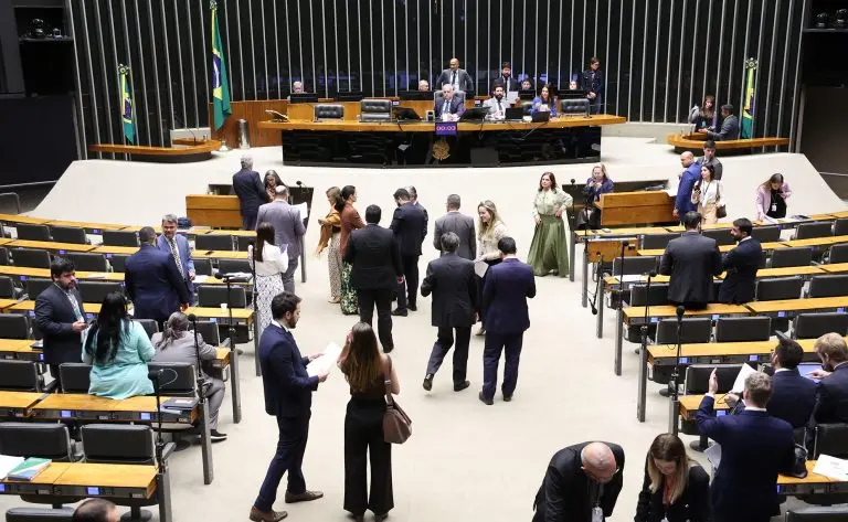 Discussão e votação de propostas legislativas.