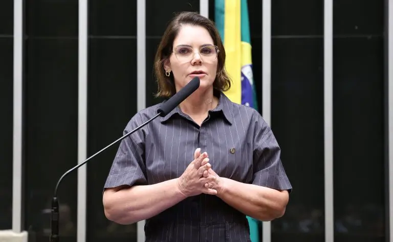Deputada Coronel Fernanda fala ao microfone