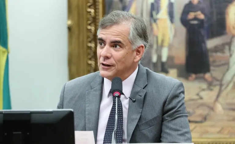 Deputado Leur Lomanto Júnior fala ao microfone