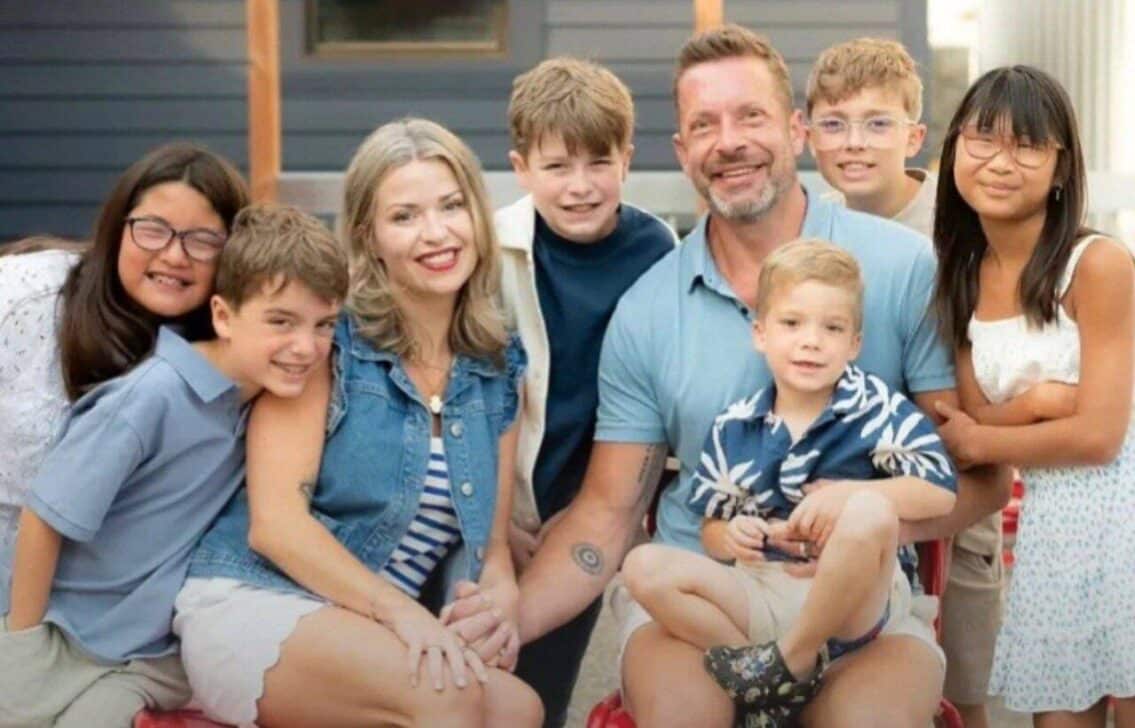 Kristopher Karolkiewic, Amanda Karolkiewicz e os seis filhos, - Reprodução/Instagram