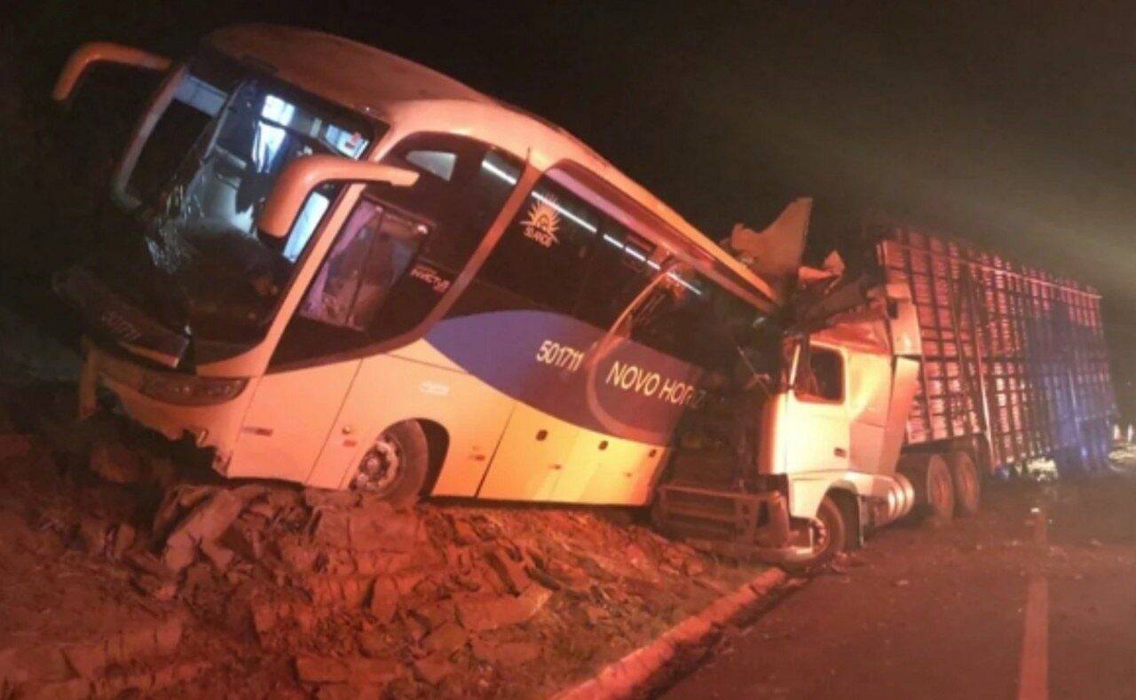 Colisão entre ônibus de passageiros e carreta na BR-135 mata mãe e filho em Minas Gerais
