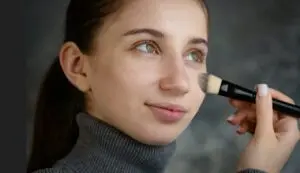 Tendência ballet blush conquista a maquiagem em 2026 com foco em pele saudável
