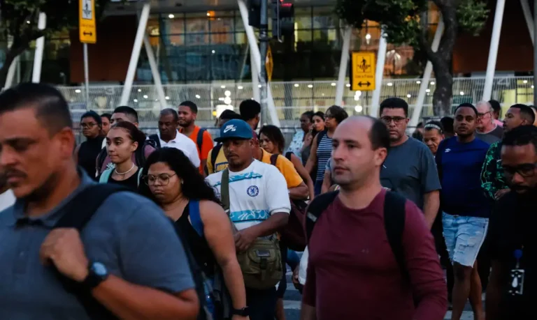 Desemprego cai e fica em 5,4% no trimestre encerrado em junho