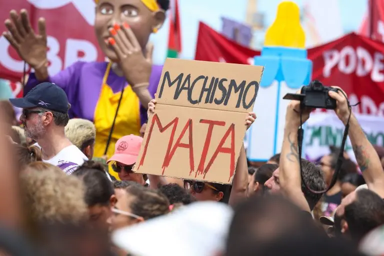 Decreto define crimes e prazo para plataformas digitais retirarem do ar conteúdo misógino
