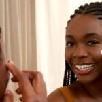Modelo Samira Carvalho aplicando o Novo Avon Care Radiância e Luminosidade - Divulgação/Avon