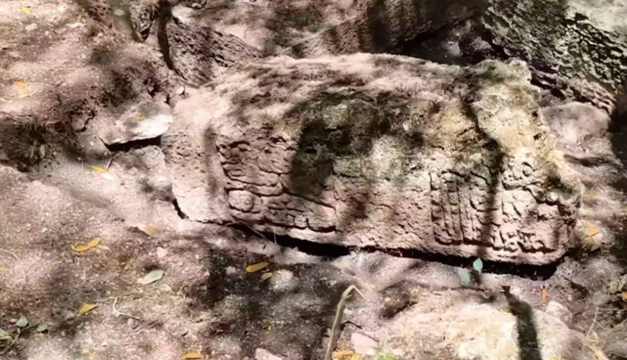 monumentos de pedra esculpida no local - Divulgação/INAH