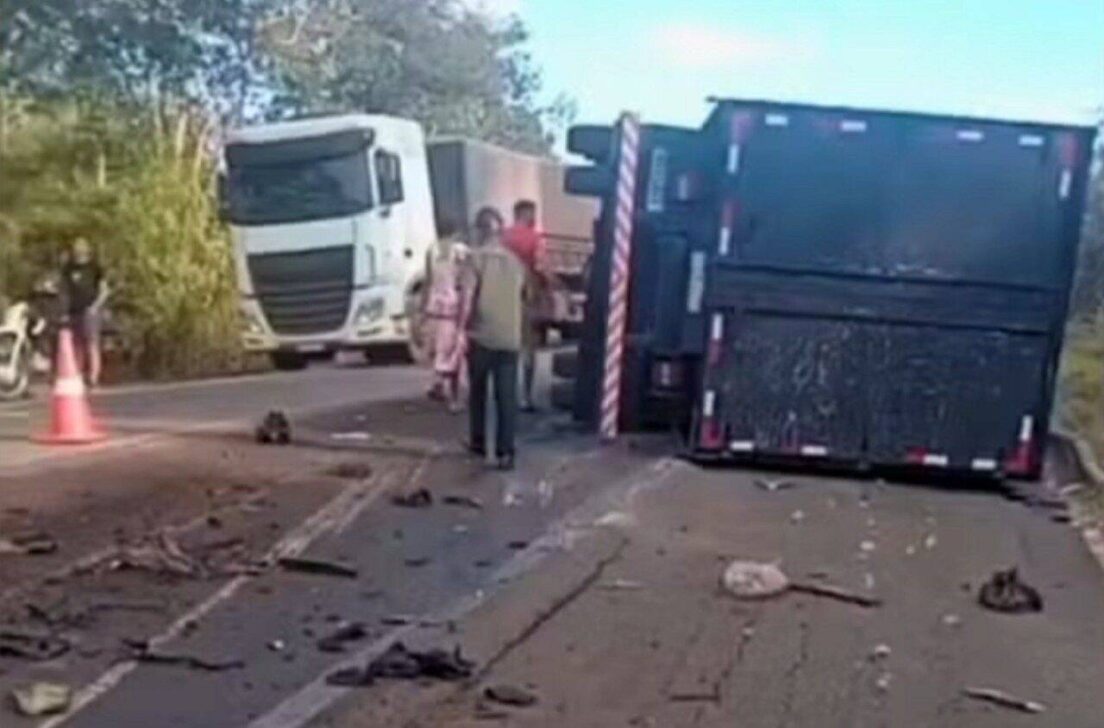 Motorista do caminhão sobreviveu com lesões leves - Foto: Reprodução/bocamiudadotocantins