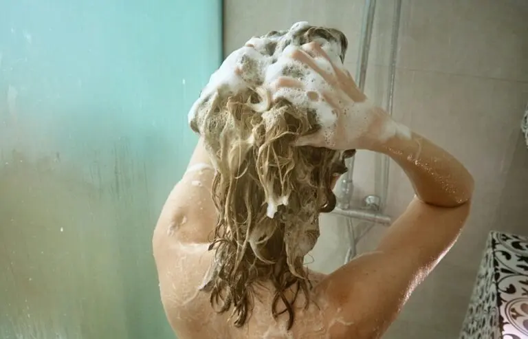 Mulher lavando o cabelo - Lazy_Bear/Istock.com