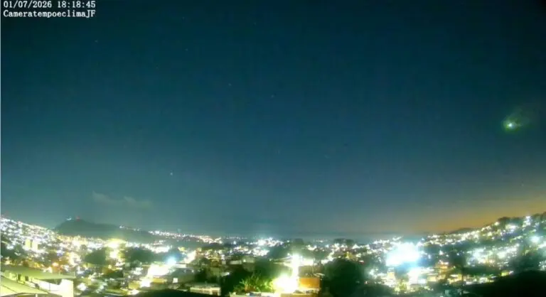 objeto cruzando o céu de Juiz de Fora - MG