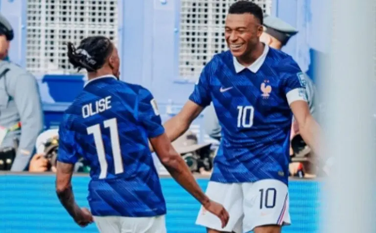 Olise e Mbappé - X/equipedefrance