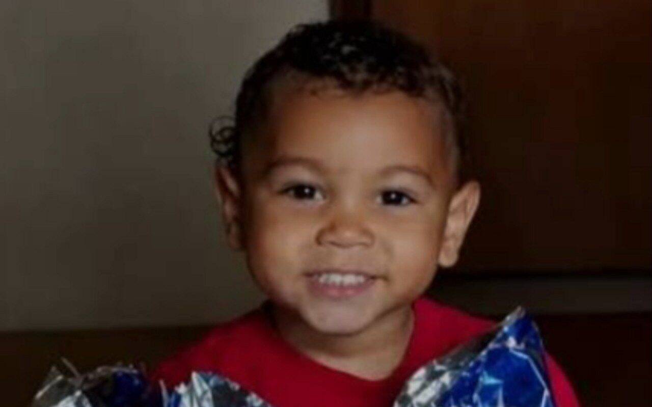 Oliver, de 3 anos, foi espancado e morto pelo pai - Reprodução