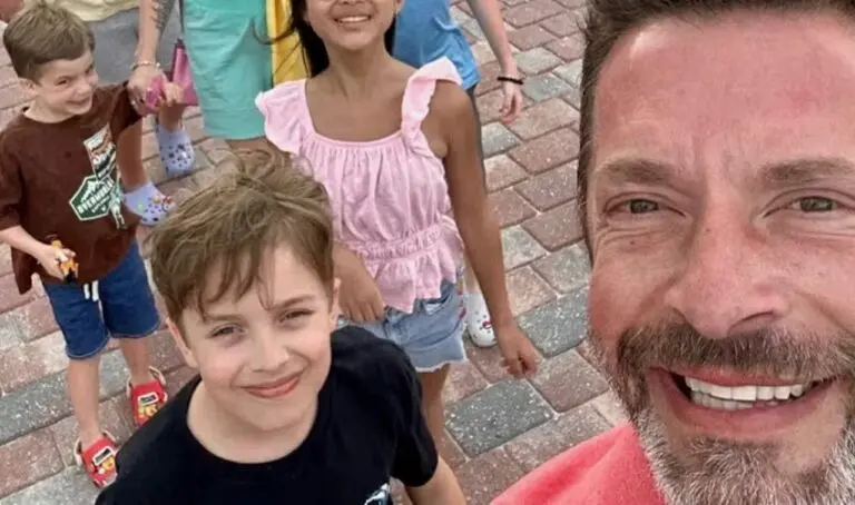 Pai mata esposa e filhos