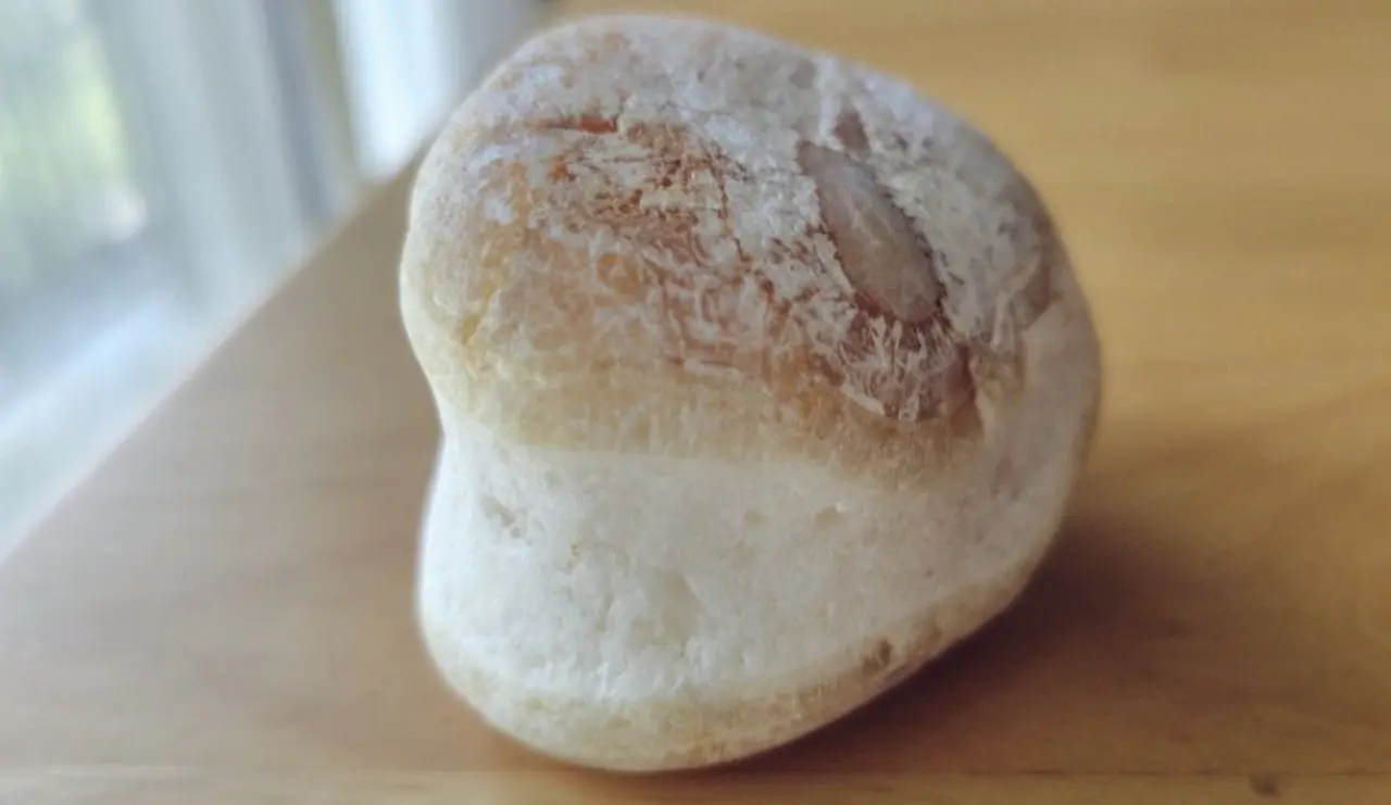 Pedra com formato de doce - x/@kuzihalua