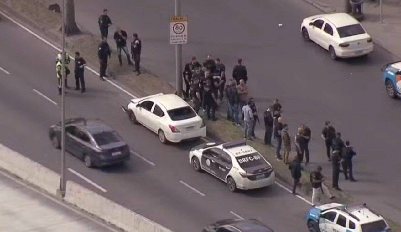 Policiais na Avenida Brasil - reprodução / TV Globo