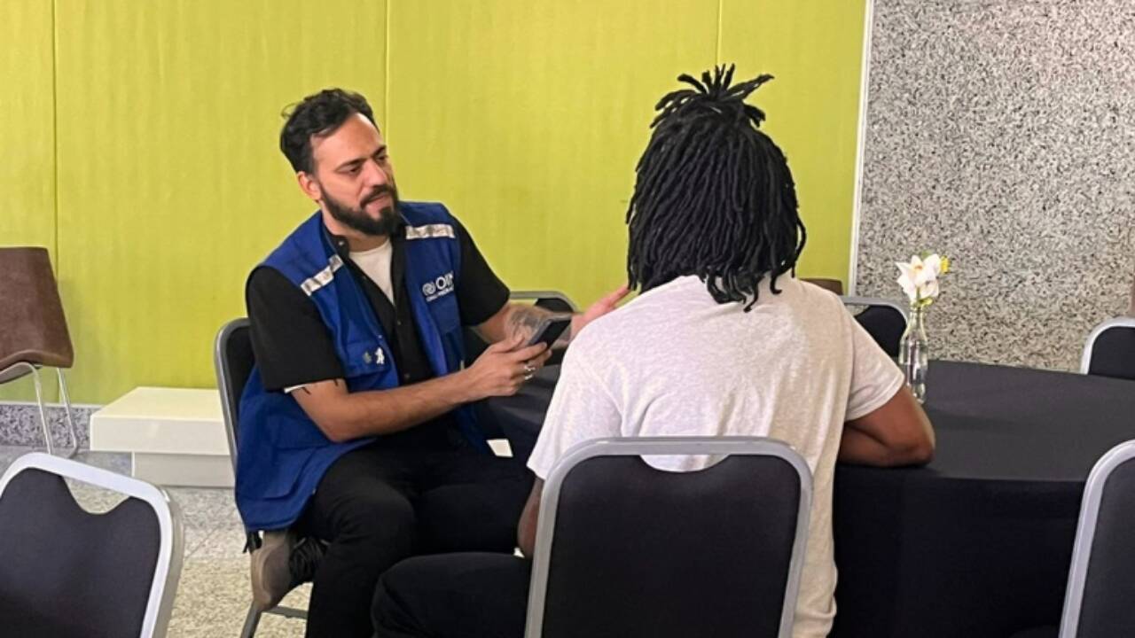 Brasileiros repatriados dos Estados Unidos chegam a Confins e recebem amplo suporte em operação humanitária