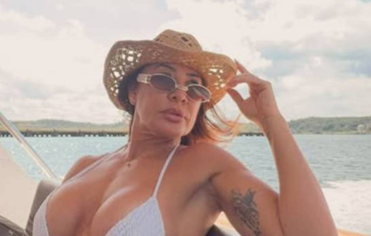 Scheila Carvalho mostra forma física impressionante e reflete sobre treinos aos 52 anos