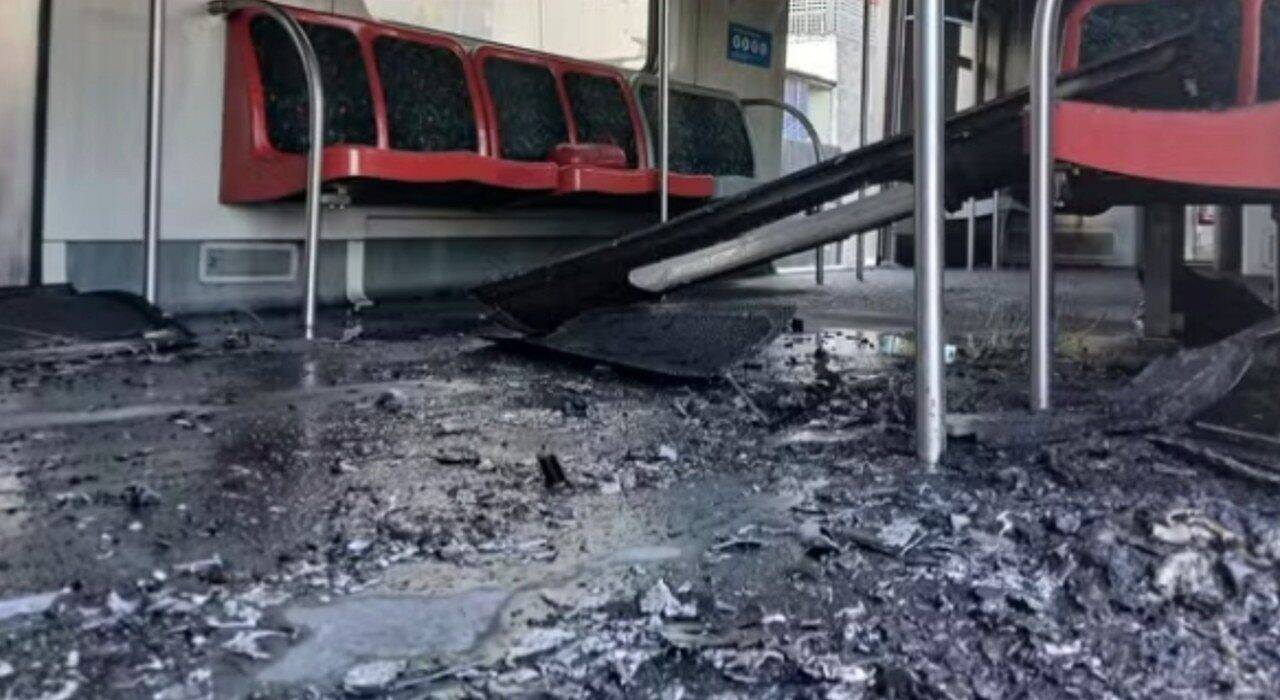 Trem fica carbonizado por dentro depois de explosão registrada na Linha 12-Safira - Foto: Reprodução/TV Globo