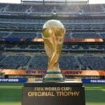 Troféu sendo exibido no palco da decisão da Copa do Mundo Jordan Bank - FIFA/FIFA