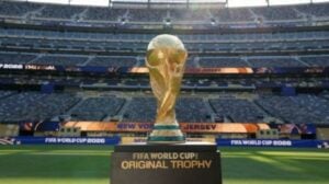 Troféu sendo exibido no palco da decisão da Copa do Mundo Jordan Bank - FIFA/FIFA