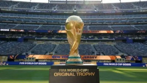 Troféu sendo exibido no palco da decisão da Copa do Mundo Jordan Bank - FIFA/FIFA
