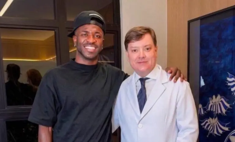 Vini Jr. e Dr. Alessandro Alarcão. - Reprodução/Instagram