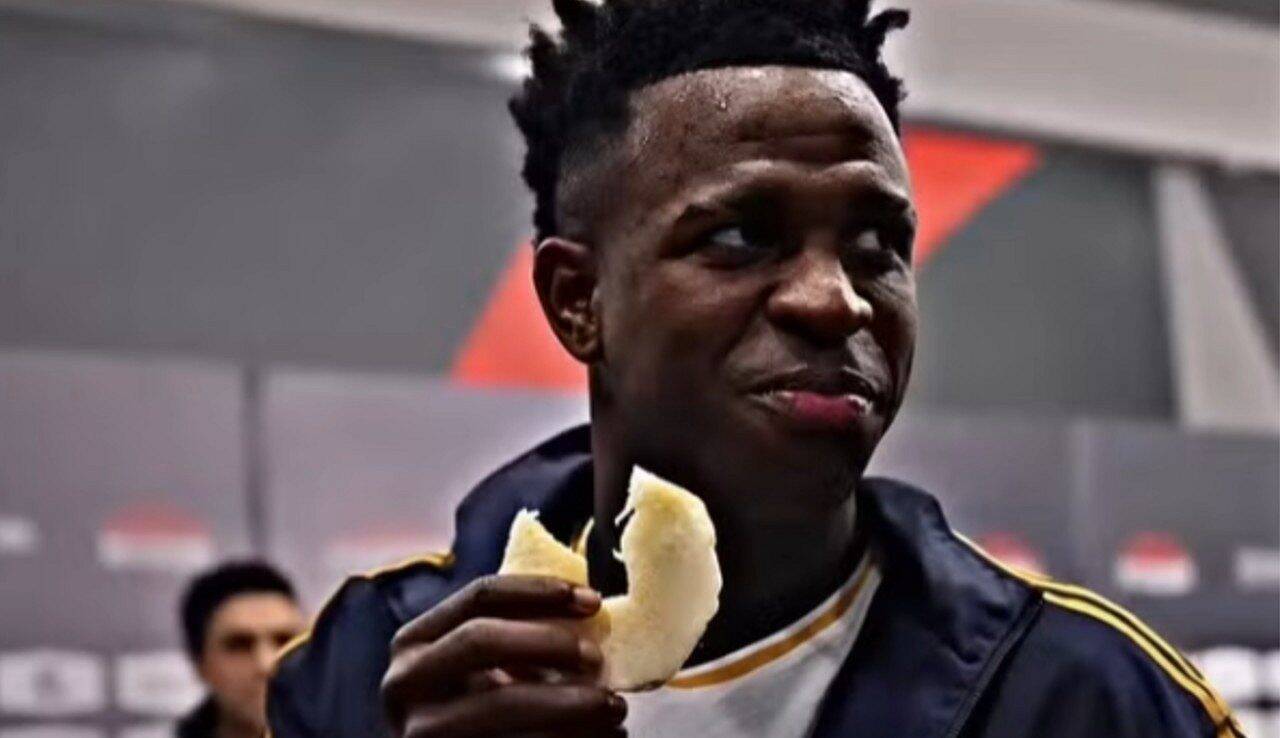 Vini Jr adotta l’ananas come pre-partita nelle partite decisive del Brasile ai Mondiali, ripetendo l’abitudine del Real Madrid