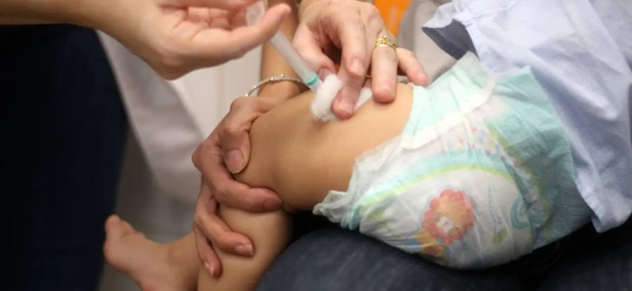 Vacinas, consultas e brincadeiras: veja como o SUS cuida dos primeiros anos de vida