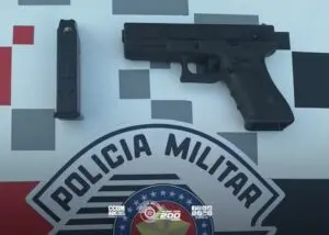 Intervenção policial em Barueri por violência doméstica culmina em apreensão de simulacro de arma após denúncia