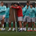 Abel Ferreira orienta os jogadores do Palmeiras