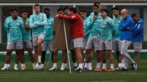 Abel Ferreira orienta os jogadores do Palmeiras