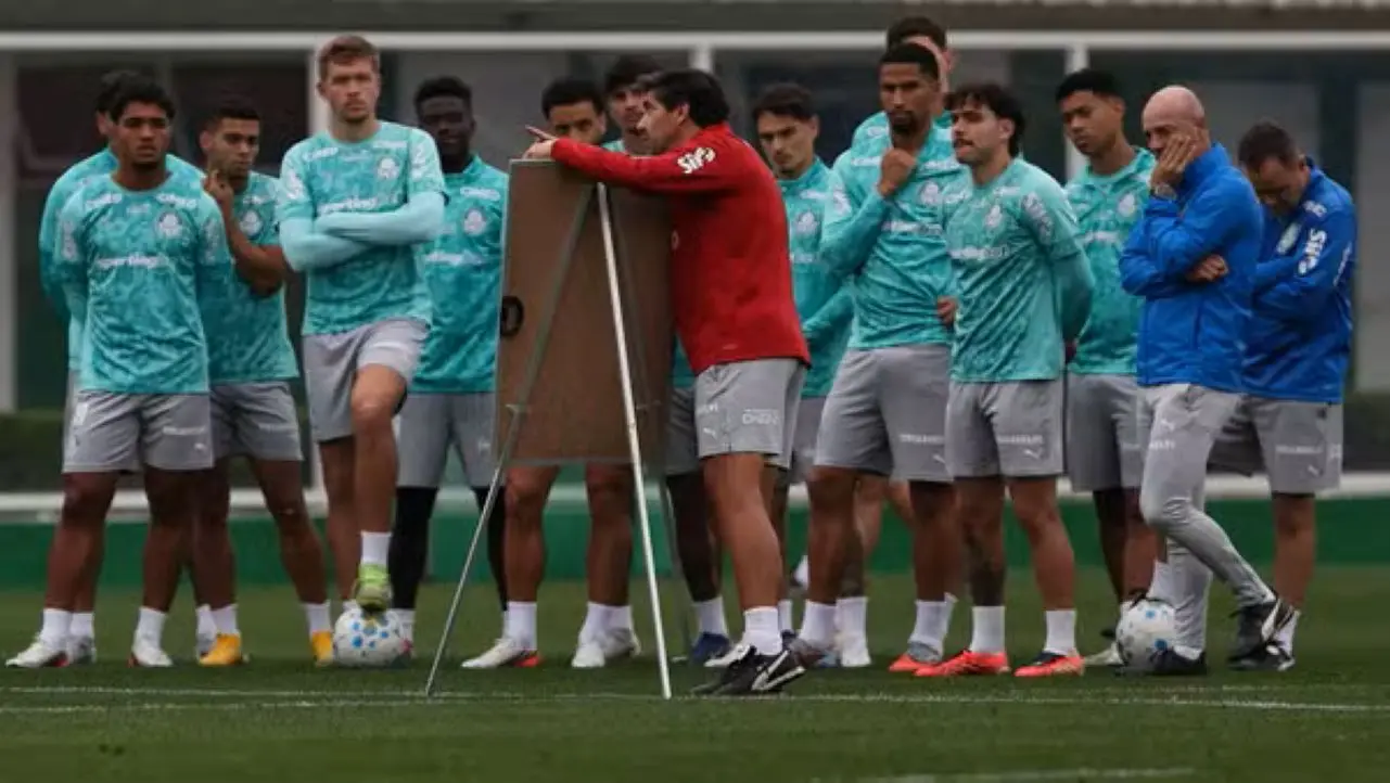 Abel Ferreira orienta os jogadores do Palmeiras