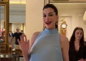 Anne Hathaway exibe barriga de gravidez no Jimmy Kimmel e reage a boatos de falsidade