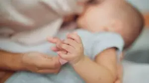 Entenda o salário maternidade INSS 2026: mudanças e valores para gestantes e mães
