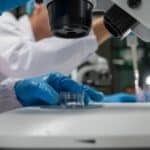 Biólogo, microscópio, laboratório