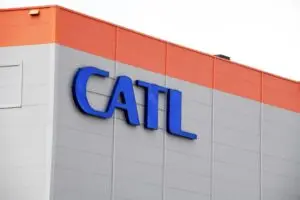 CATL anuncia produção em massa de baterias de sódio a partir de 2026 com meta de 600 km de autonomia