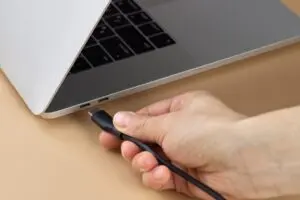 Revolução do USB: de porta complexa a padrão global e adoção no iPhone