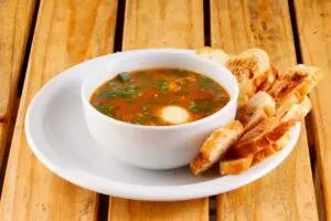 Receitas de caldos cremosos e nutritivos ajudam a esquentar o jantar em dias frios