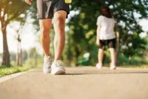 Estudo mostra que tempo de caminhada contínua protege mais a saúde do que passos