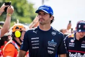 Carlos Sainz assegura futuro na Fórmula 1 com contrato multianual na Williams até 2027