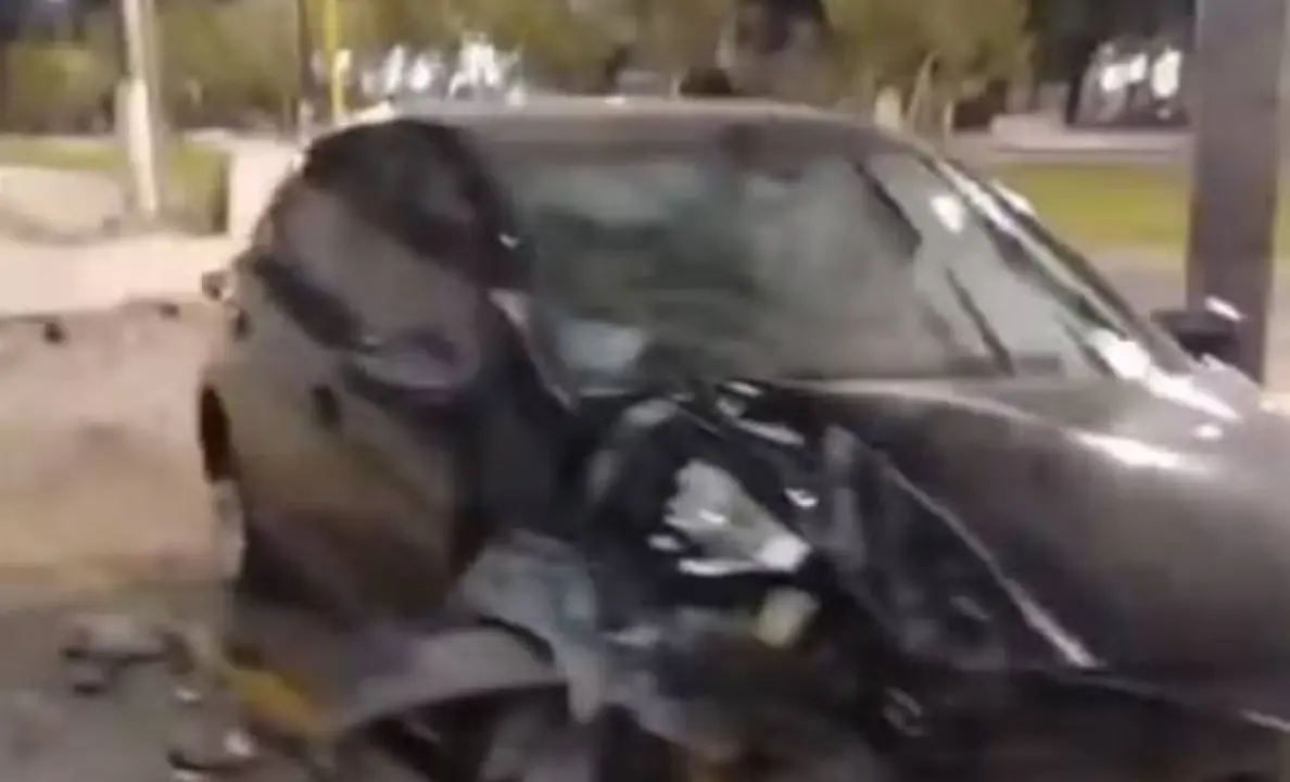 Carro destruído na BR 101