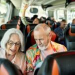 Casal de idosos, viagem, ônibus