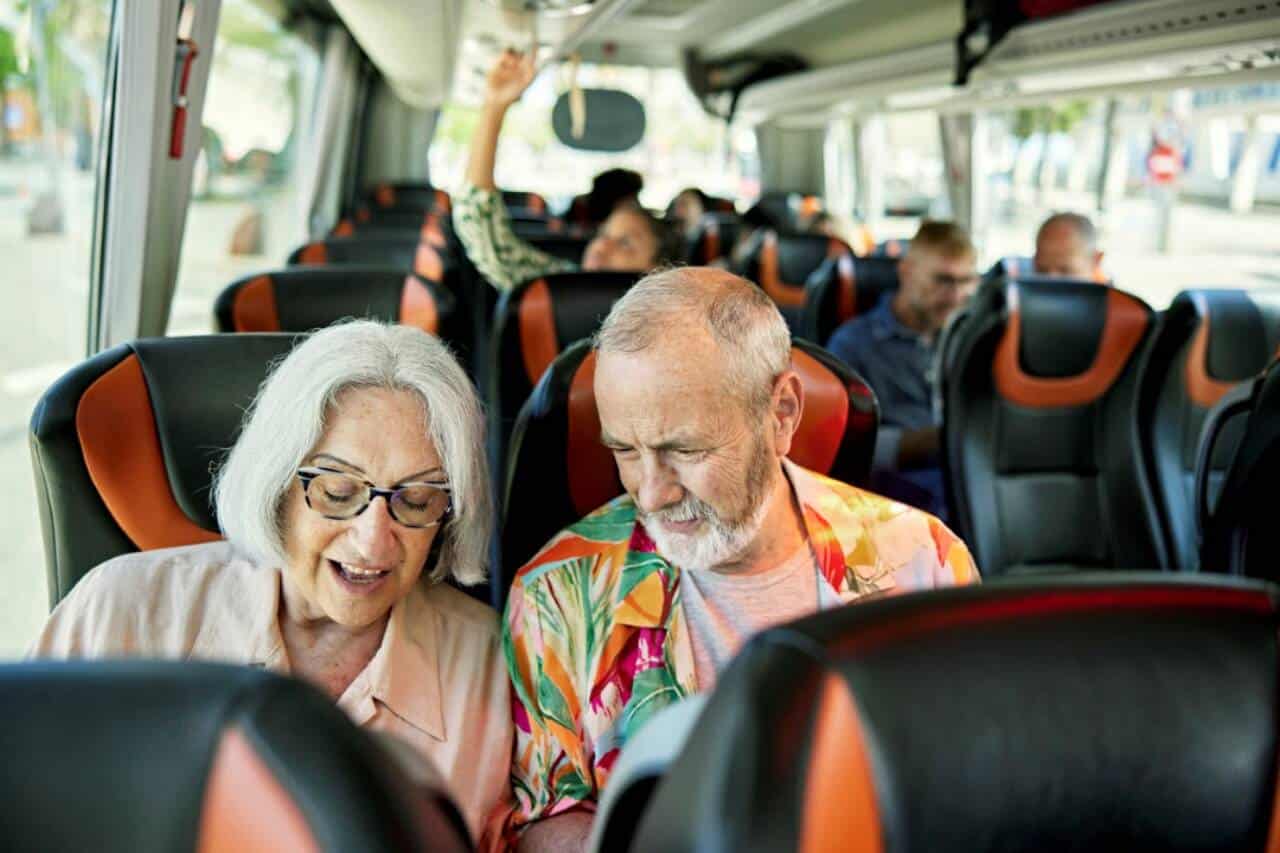 Casal de idosos, viagem, ônibus