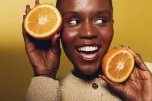 Vitamina C no rosto funciona mesmo? O que diz a dermatologia
