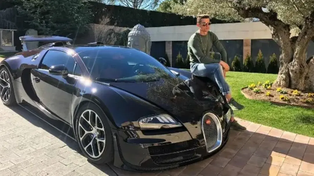 Cristiano Ronaldo avec sa Bugatti Veyron