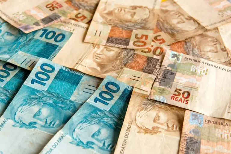 Dinheiro, real, notas de 50 e 100 reais
