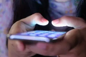 Estatuto Digital da Criança e do Adolescente cria marco legal para proteção online desde março de 2026